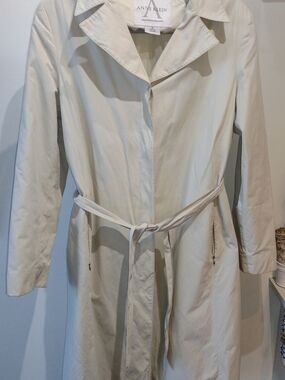 Anne Klein Cream Trench Coat with Tie Belt (Size 10)